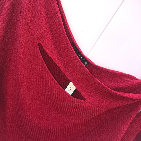 NWT  Women’s Red Ribbed Top With Cut Out Design - Picture 4 of 9